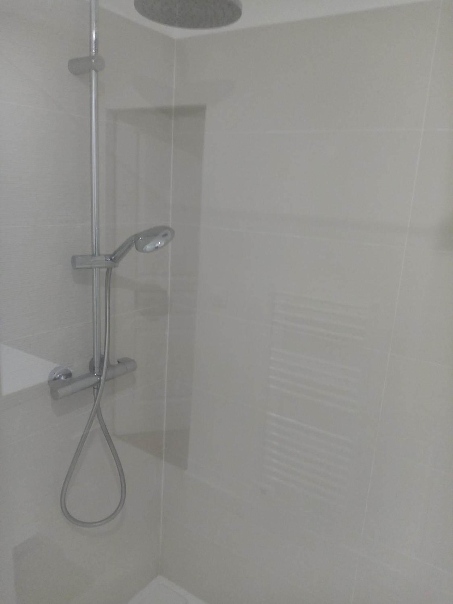 La Plaine Cours Julien: Private In Lively Apartment