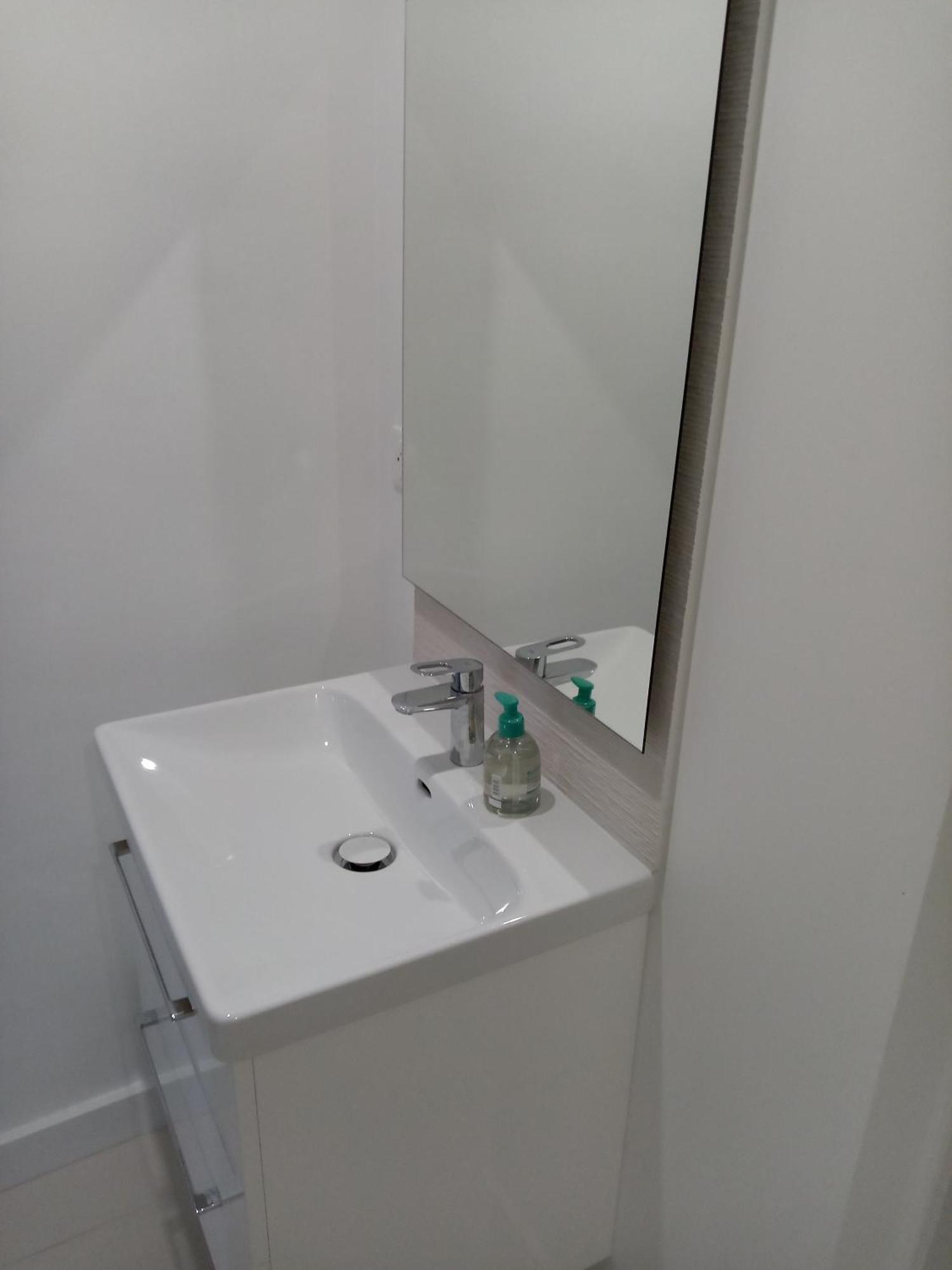 La Plaine Cours Julien: Private In Lively Apartment *