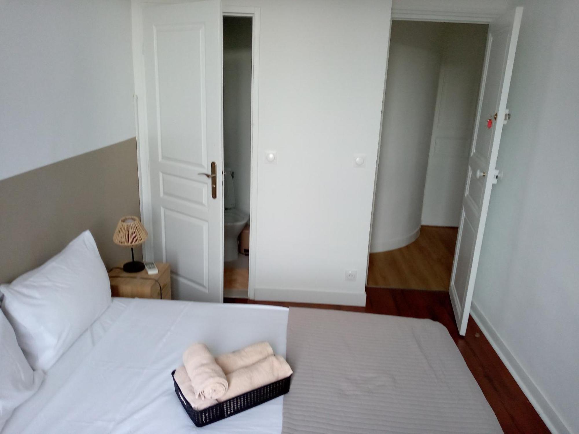 La Plaine Cours Julien: Private In Lively Apartment