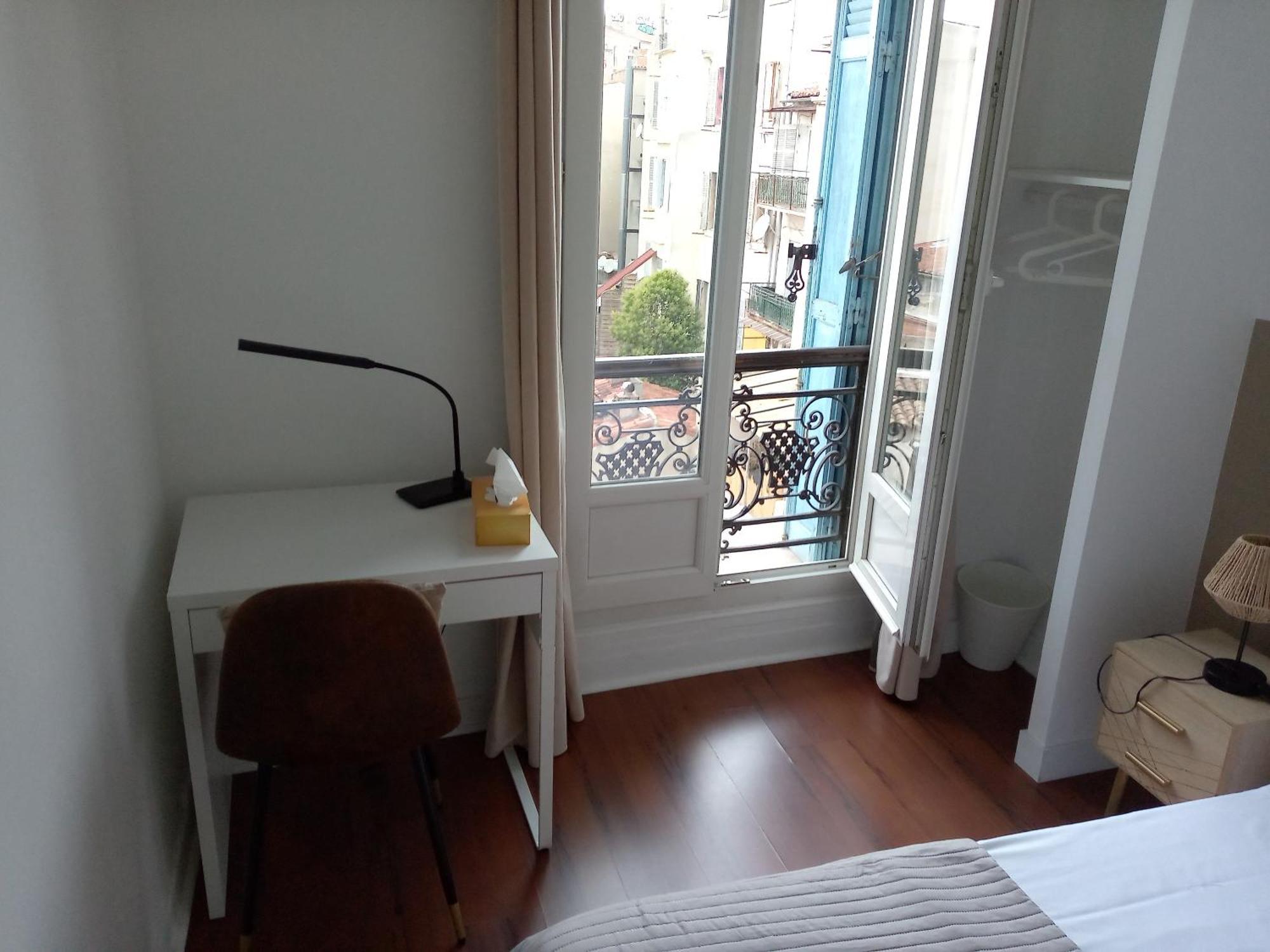 La Plaine Cours Julien: Private In Lively *