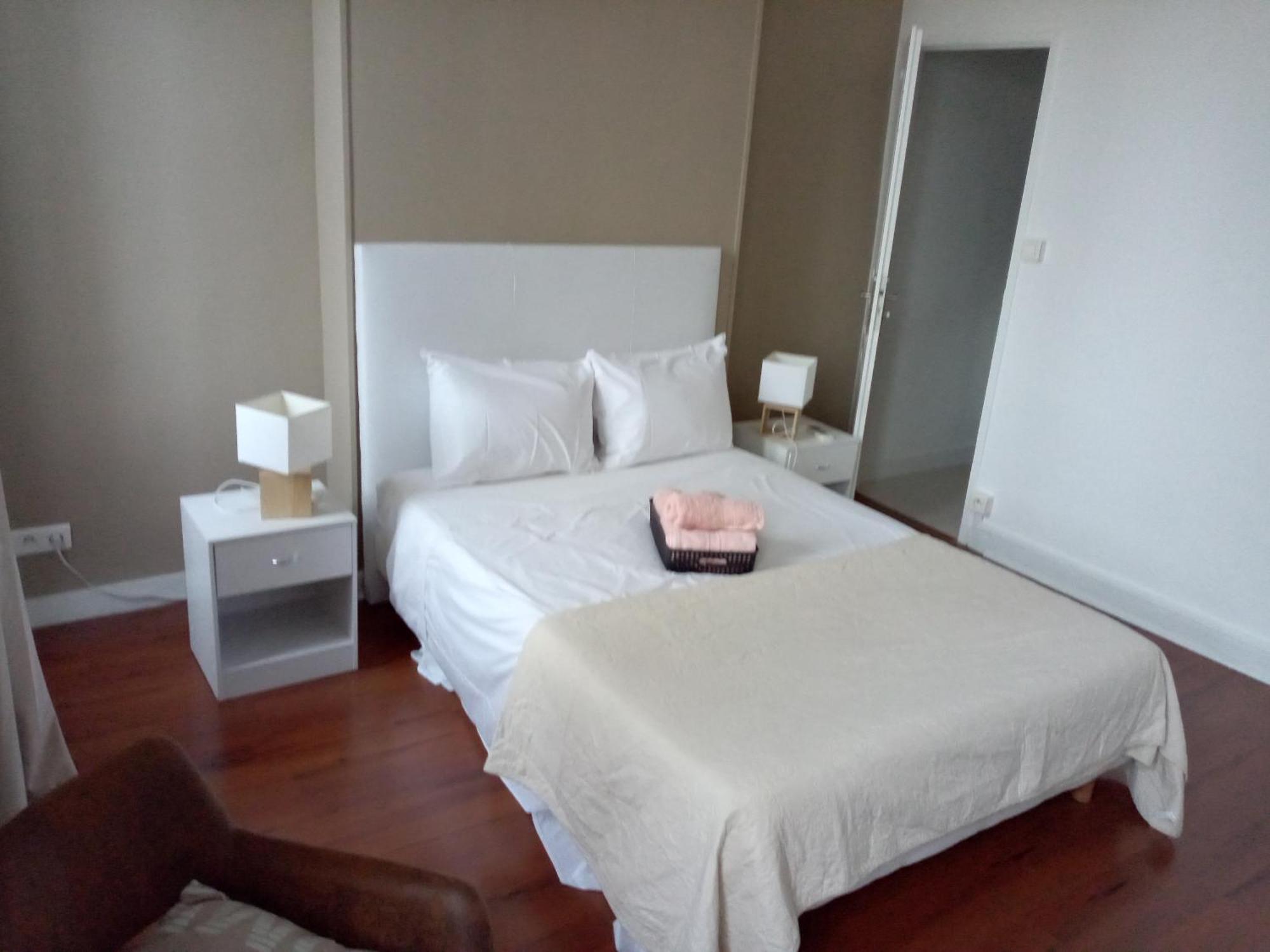 La Plaine Cours Julien: Private In Lively Apartment